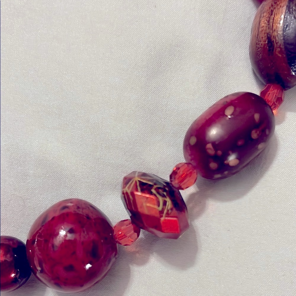 Elegant Red Beaded Necklace with Glossy Finish - Picture 4 of 4